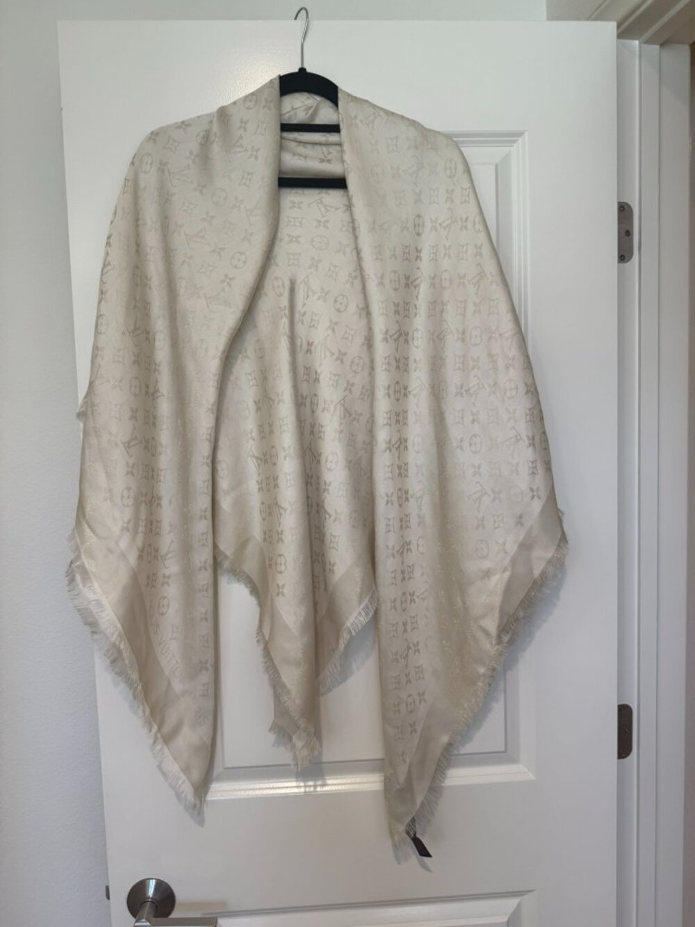 Louis Vuitton Monogram Shine Shawl Wrap Scarf White Lurex M74026 - Picture 5 of 9